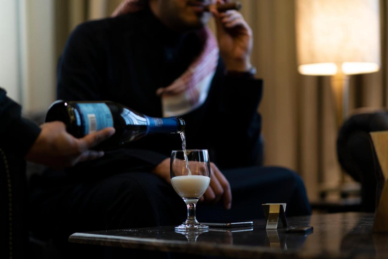 Vittori Palace Hotel And Residences Ер-Ріяд Екстер'єр фото A man pouring a glass of champagne