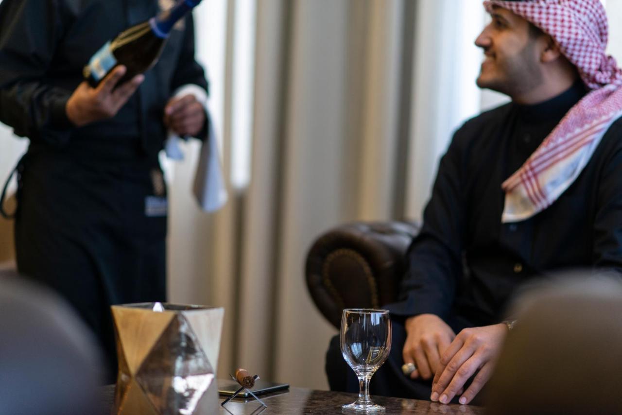 Vittori Palace Hotel And Residences Ер-Ріяд Екстер'єр фото A waiter serving wine in a hotel